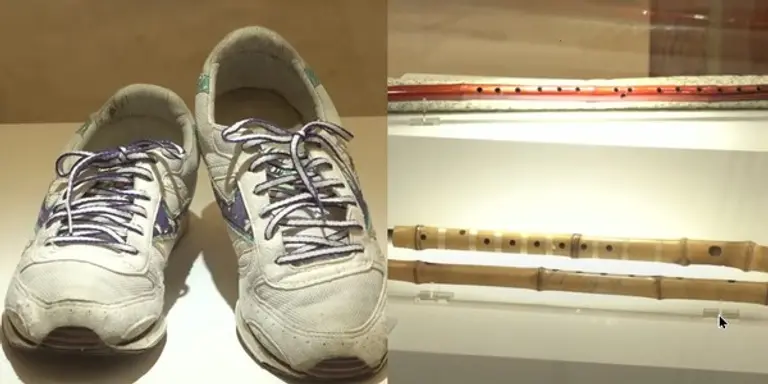  * 김영삼 전 대통령의 운동화(왼쪽)와 노태우 전 대통령의 퉁소(오른쪽)