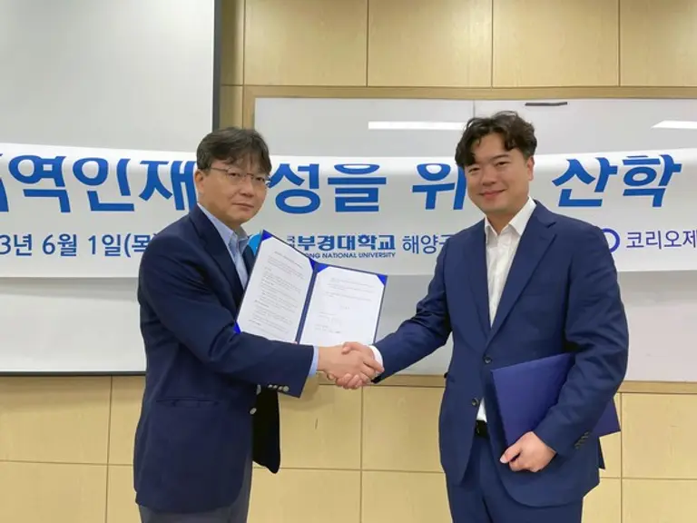  * 코리오와 부경대 해양공학과가 부산 해상풍력 인재 양성을 위한 업무협약을 체결했다. (왼쪽부터 나원배 부경대 해양공학과장, 최우진 코리오 한국 대표)