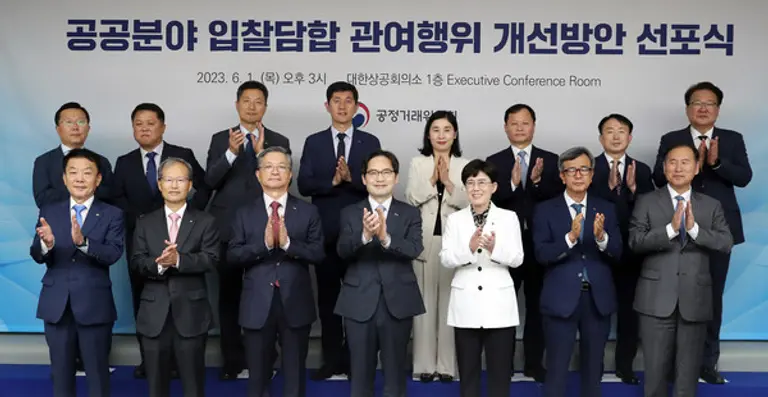  * 공공분야 입찰담합 관여행위 개선방안 선포식 참여기관 대표자들(김장현 한전KDN 사장(앞줄 맨 왼쪽))