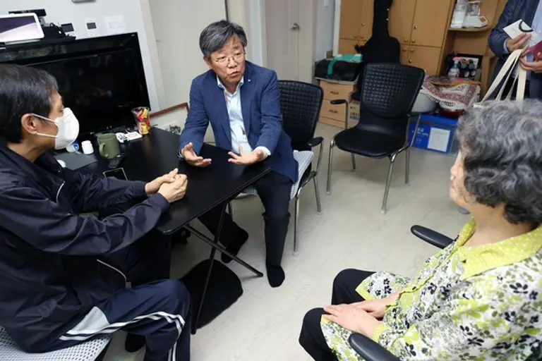 김헌동 SH공사 사장이 주거상향 지원을 통해 이주를 마친 가구를 방문해 주거상향지원사업에 대한 의견을 듣고 있다.(사진. SH공사)