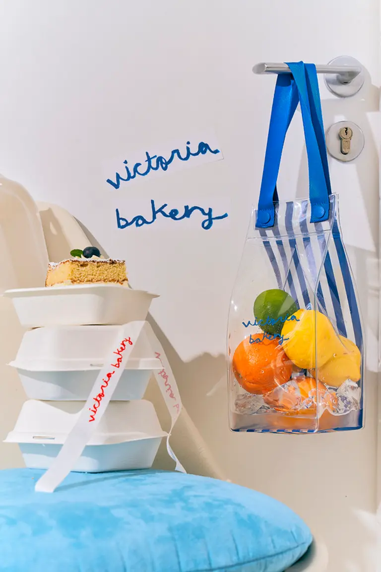 여성 핸드백 쿠론이 빅토리아 베이커리와 협업한 서머 피크닉 에디션을 출시했다.(사진. 코오롱 FnC)