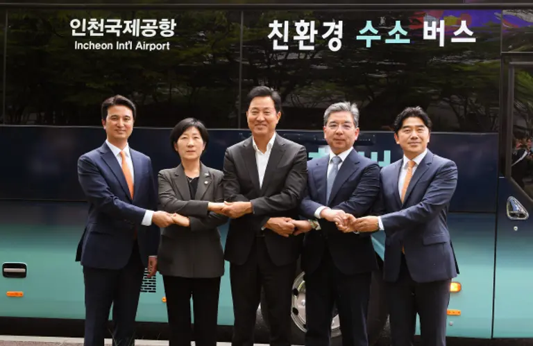  * 현대자동차는 7일 서울시청에서 환경부, 서울시, SK E&S, 티맵모빌리티와 함께 서울시의 대중교통 버스 등을 수소버스로 전환하기 위한 ‘수소 모빌리티 선도도시 서울 조성 업무협약(MOU)’을 체결했다. 사진(왼쪽부터)은 추형욱 SK E&S 사장, 한화진 환경부장관, 오세훈 서울시장, 장재훈 현대차 사장, 이종호 티맵모빌리티 사장이 수소버스 앞에서 기념 촬영하고 있다. [사진=현대자동차]