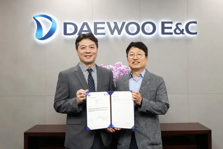 대우건설은 BSI로부터 ISO19650:2018 신규 인증을 취득하였다. 사진 왼쪽 BSI Group Korea 임성환 대표, 대우건설 안전품질본부 배용주 상무. (사진. 대우건설)