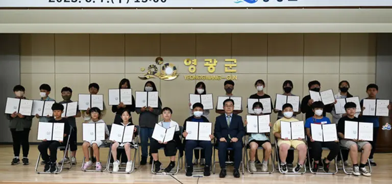 요진건설산업 송선호 대표가 ‘제 26회 요진 어린이 선행상’에서 수상자들과 기념사진을 촬영하고 있다.(사진제공. 요진건설산업)