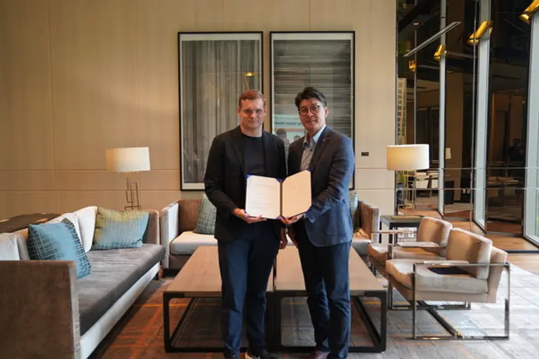  * 미래에셋증권 디지털부문 안인성 부문대표(오른쪽), 니어프로토콜 공동창립자 일리야폴로수킨이 기념 촬영하고 있다.