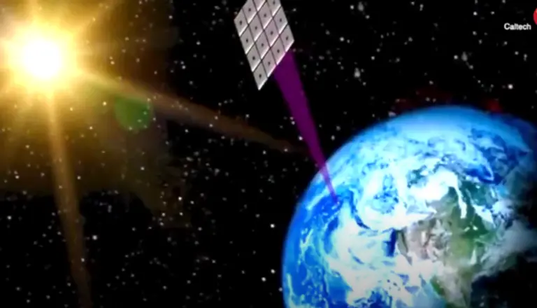 캘리포니아 공대 연구진들은 우주에서 생성한 전기를 지구로 전송하는데 최초로 성공했다고 8일 발표했다.