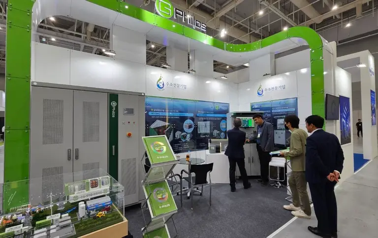 지필로스의 전시부스에 관람객의 발길이 이어지고 있다.