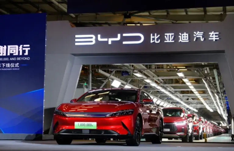 전기차 생산에서 테슬라를 추월한 비야디가 미국 시장에서는 아직 꿈을 펼치지 못하고 있다.