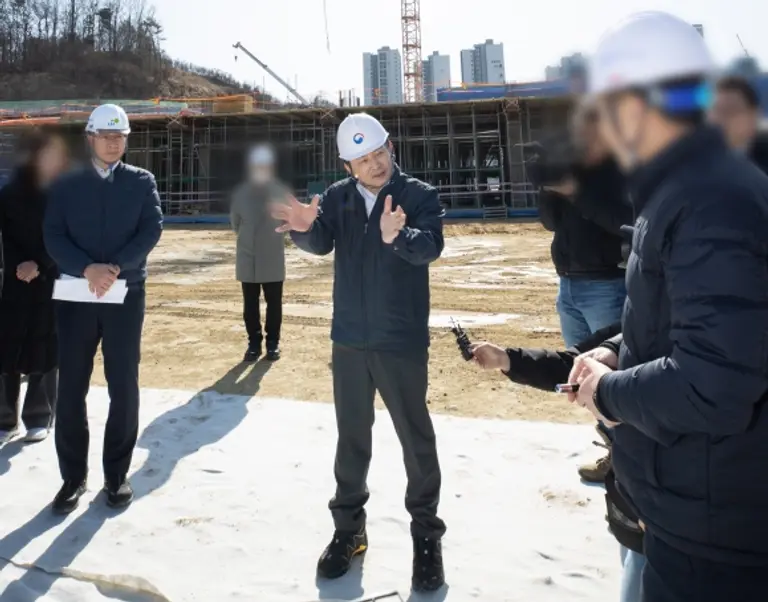 원희룡 국토교통부 장관은 16일 경기도에 위치한 시멘트 유통기지 현장을 방문해 시멘트 재고 등 수급상황을 점검했다. 