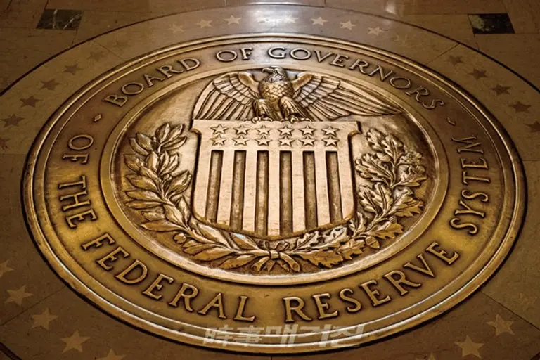 미국 연방준비제도 관리들은 금리 인상 중단 며칠 후 다시 금리 인상을 논의하기 시작했다.