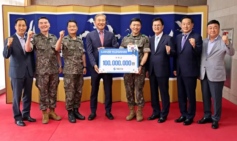 계룡건설 한승구 회장(왼쪽 4번째)이 육군본부를 방문해 육군본부 고태남 인사사령관(왼쪽 5번째)과 ‘나라사랑 보금자리’ 후원금을 전달하고 있다. (사진제공. 계룡건설)