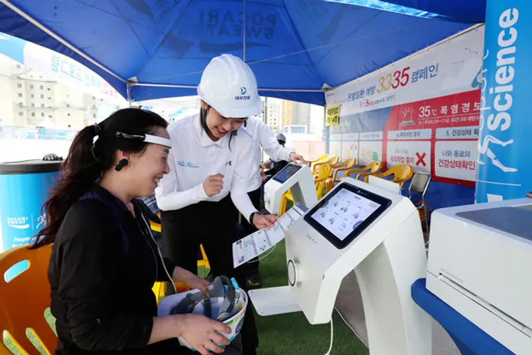 대우건설 현장에 설치된 체험존에서 자가진단 검사를 하고 있는 근로자들(사진제공. 대우건설)