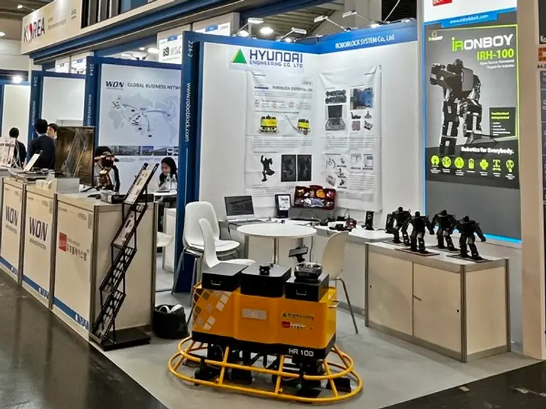 현대엔지니어링이 공동개발한 AI 미장로봇을 2023 독일 뮌헨 자동화 전시회에서 선보였다.(사진제공. 현대엔지니어링)