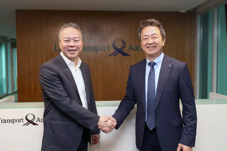 대우건설 백정완 사장(오른쪽)이 싱가포르 육상교통청 응 랑 청장과 악수하고 있다.(사진제공. 대우건설)