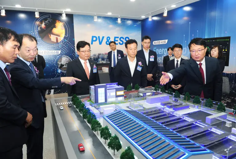 SK에코플랜트 박경일 SK에코플랜트 사장(왼쪽 3번째)과 관계자들이 태양광·연료전지·ESS·전기차 충전소 등이 갖춰진 에너지자급자족 인프라 디오라마를 둘러보고 있다. (사진제공. SK에코플랜트)