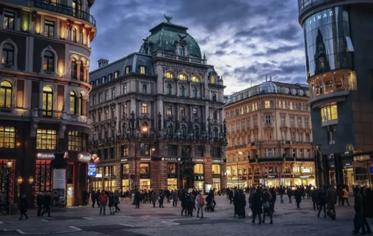  * 시내에서 저녁을 즐기는 비엔나 시민들. 사진=픽사베이