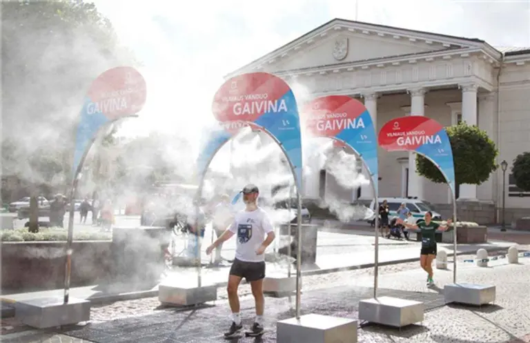  * 안개 스프레이로 더위를 식히는 사람들. 사진=빌뉴스시