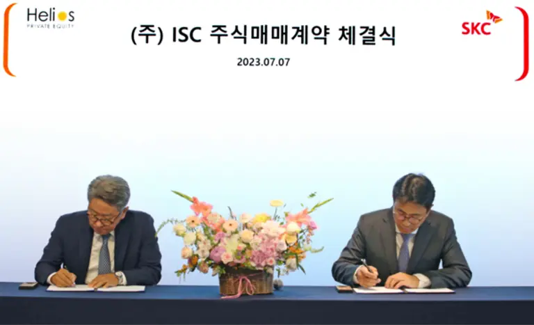 SKC는 반도체 테스트용 솔루션 기업 ISC를 인수한다고 7일 밝혔다. 이날 열린 주식매매계약 체결식에서 박원철 SKC 사장(오른쪽)과 현 ISC 최대주주인 헬리오스PE의 전제모 대표가 계약서에 서명을 하고 있다.