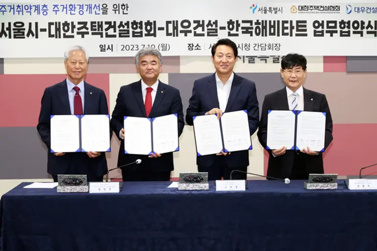 왼쪽부터 대한주택건설협회 서울시회 회장 홍경선,대우건설 정원주 회장, 오세훈 서울시장, 한국해비타트 윤형주 이사장(사진제공. 대우건설)