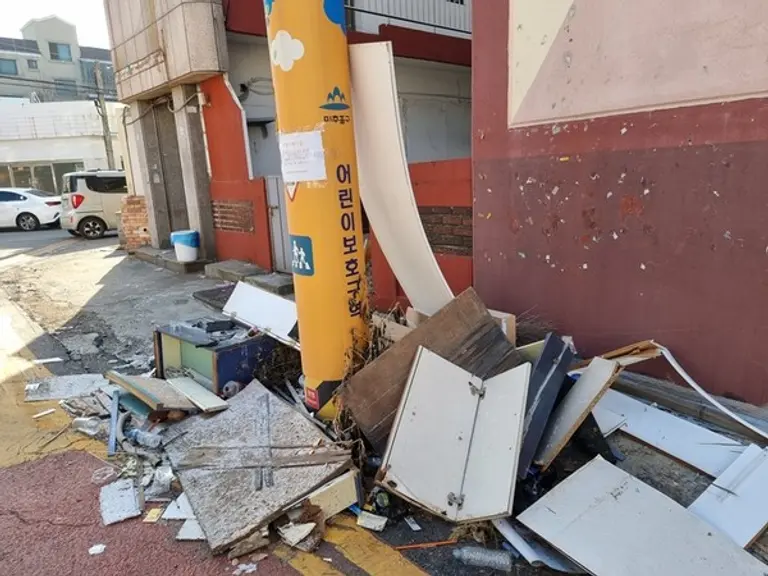  * 쓰레기로 몸살을 앓고 있는 학익동 재개발현장. 