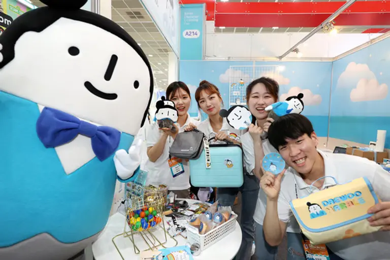 정대우 캐릭터와 정대우 부스를 운영하는 대우건설 대학생 홍보대사 (사진제공. 대우건설)