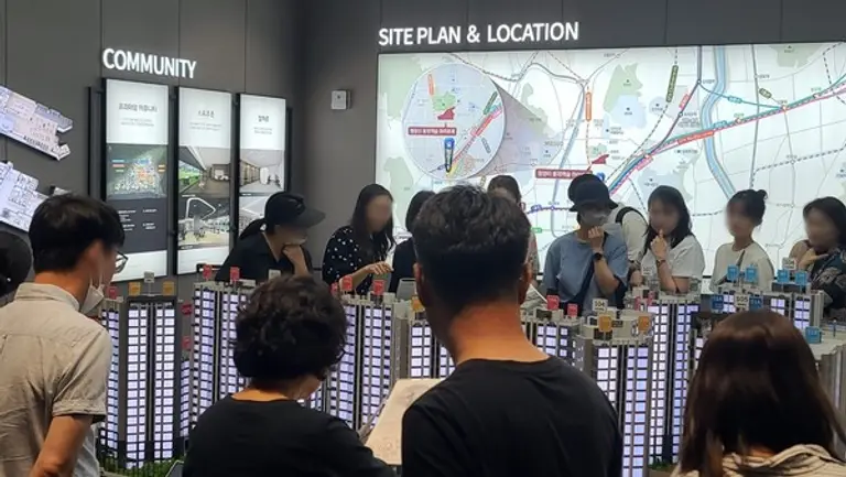 청량리 롯데캐슬 하이루체 견본주택을 둘러보는 사람들(사진제공. 롯데건설)