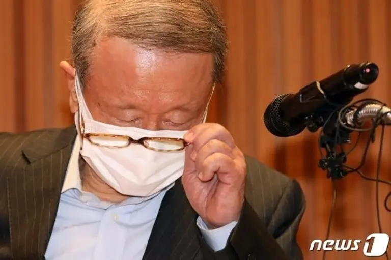  * 홍원식 남양유업 회장이 사모펀드 한앤코와 매각 관련 법정 싸움을 이어갈 수 있게 됐다. 하지만 증시에서는 불확실성 지속으로 주가가 급락하며 법원 결정에 반발하는 모양새다. 