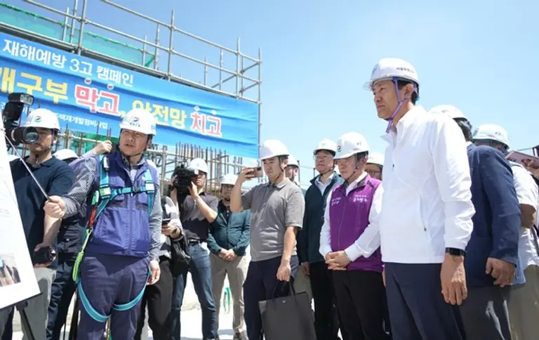 19일 동대문구 이문3구역 민간 공동주택 개발현장을 점검하고 있는 오세훈 시장(사진. 서울시)