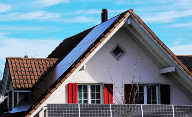  * 발코니 태양광 패널 시스템. 사진=픽사베이