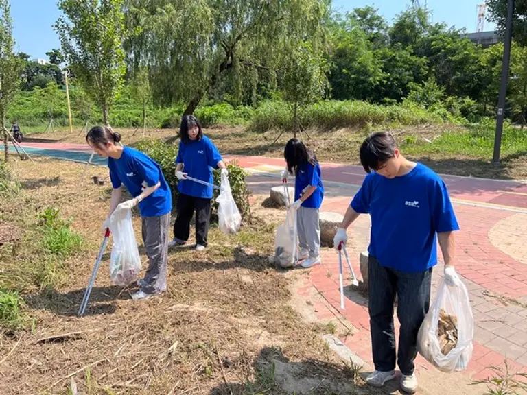 해바라기 봉사단 7기 2조 봉사단원은 지난 22일 경기도 성남시 수정구에 위치한 가천대역과 복정역 사이 인근 탄천 일대에서 수해복구 활동을 펼쳤다. (사진=bhc 그룹)