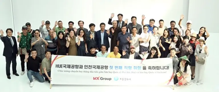  * 전세 직항편으로 베트남 후에를 출발한 베트남 관광객들이 인천공항에 도착, 기념촬영을 하고 있다. /제공=보물섬