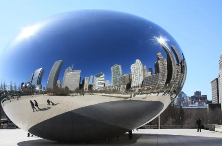  * 메탈볼에 비친 시카고 시 전경. 사진=픽사베이