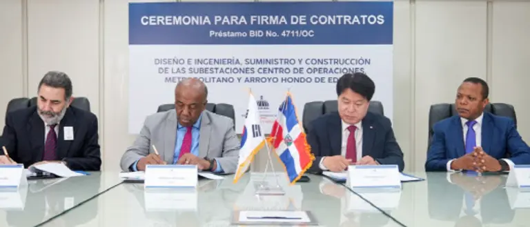 한전과 도미니카공화국 관계자가 배전변전소 계약 서명을 하고 서명식에는 이현찬 한전 신성장&해외사업본부장, 안토니오 알몬테 도미니카공화국 에너지광물부 장관, 마누엘 보니야 배전위원회 위원장, 밀톤 모리슨 EDESur 사장 등이 참석했다. [사진=한국전력]