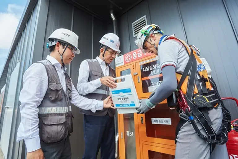 김승모 대표이사가 3일 인천공항 제2터미널 확장공사 현장에서 온열환자 발생을 대비한 폭염 응급키트를 확인하고 있다.(사진. 한화 건설)