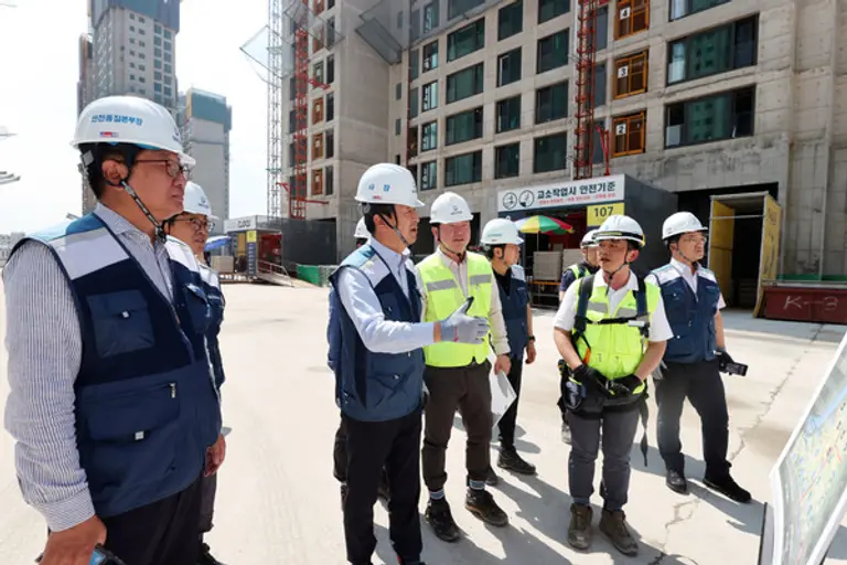 대우건설 백정완 사장(왼쪽 3번째)과 민준기 CSO가 베르몬트로 광명 현장을 찾아 안전관리 현황을 점검하고 있다. (사진. 대우건설)