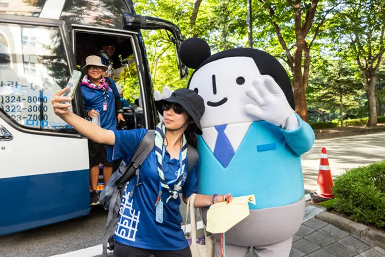 세계스카우트 잼버리 대회에 참가한 마카오 대원들이 대우건설 인재경영원에 도착하는 모습.(사진. 대우건설)