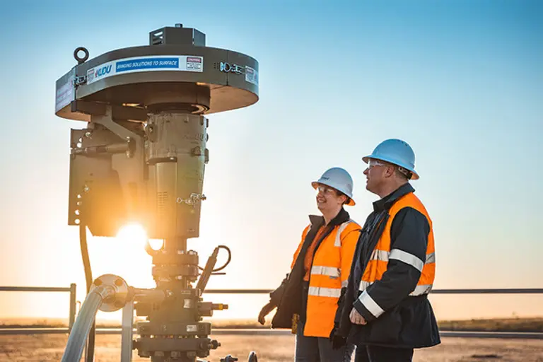 세넥스에너지 직원들이 설비를 점검하고 있다 [사진=포스코인터내셔널]