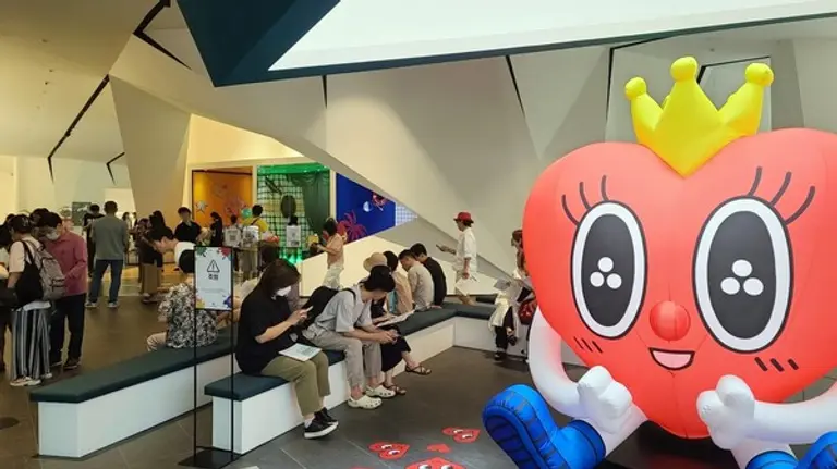 복합문화공간으로 꾸면진 래미안 라그란데 견본주택에 방문객들의 발길이 이어졌다.(사진. 삼성물산)