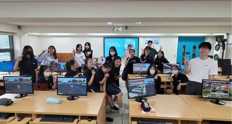 현대엔지니어링 창의교육 ‘뉴 시티 온 더 블록’에 참가한 현대엔지니어링 임직원 강사와 청소년들 (사진. 현대엔지니어링)