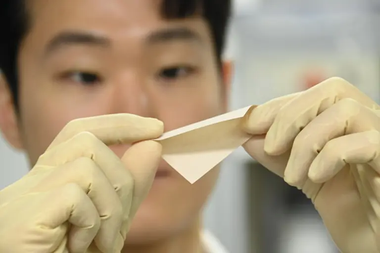 ETRI 연구진이 개발한 얇고 유연한 전고체 배터리의 고체 전해질막 [사진=ETRI]