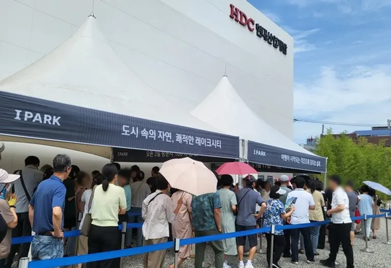 춘천 레이크시티 아이파크 모델하우스를 방문한 고객들 (사진. HDC현대산업개발)