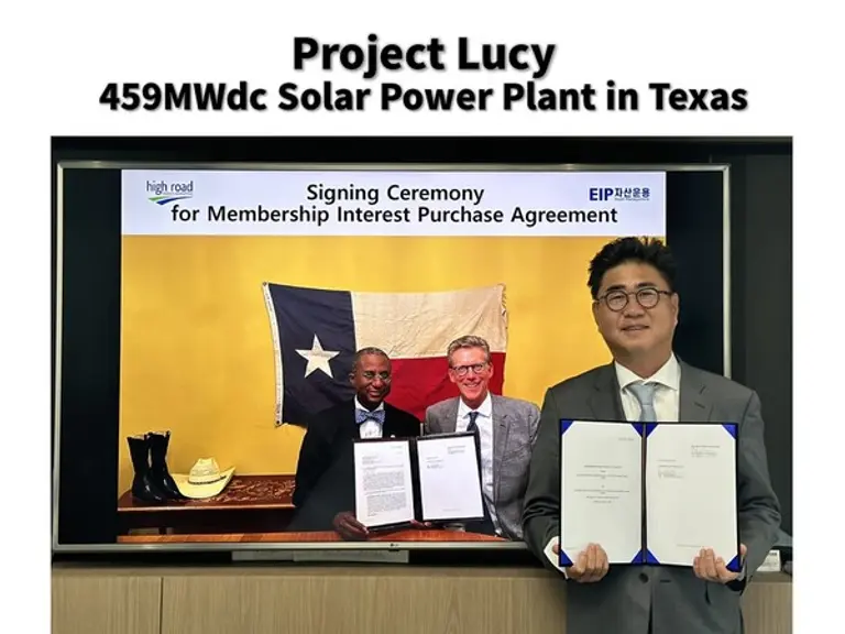 박희준 EIP자산운용 대표이사(오른쪽)와 미국 텍사스 콘초 태양광 개발사업자 하이로드에너지마케팅의 데릭 유진(Darrick Eugene) CEO(왼쪽), 크리스 컥시 (Chris Kirksey) 부사장(중앙)이 17일 온라인 화상시스템을 통해 미국 텍사스 콘초 태양광 사업권 인수계약을 체결한 뒤 기념촬영을 하고 있다. (사진. SK에코플랜트)