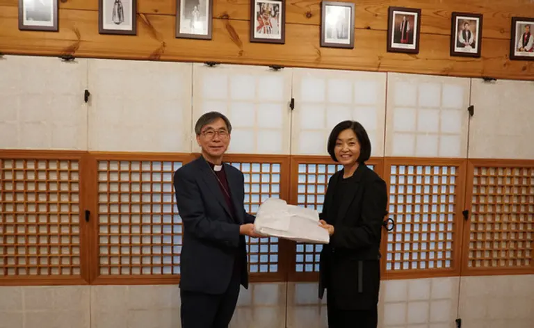 대한성공회 서울교구장 이경호 베드로 주교에게 코오롱FnC 한경애 부사장이 친환경 사제복을 전달하고 있다. (사진. 코오롱 FnC)