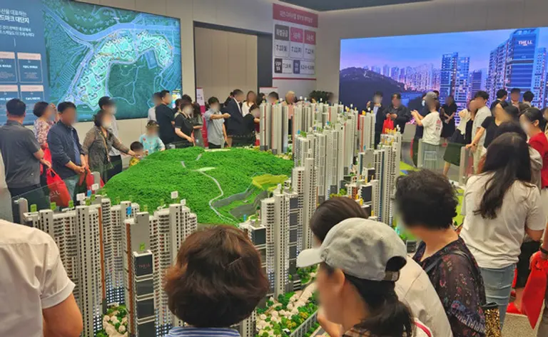 대연 디아이엘 견본주택을 방문한 사람들 (사진. 롯데건설)