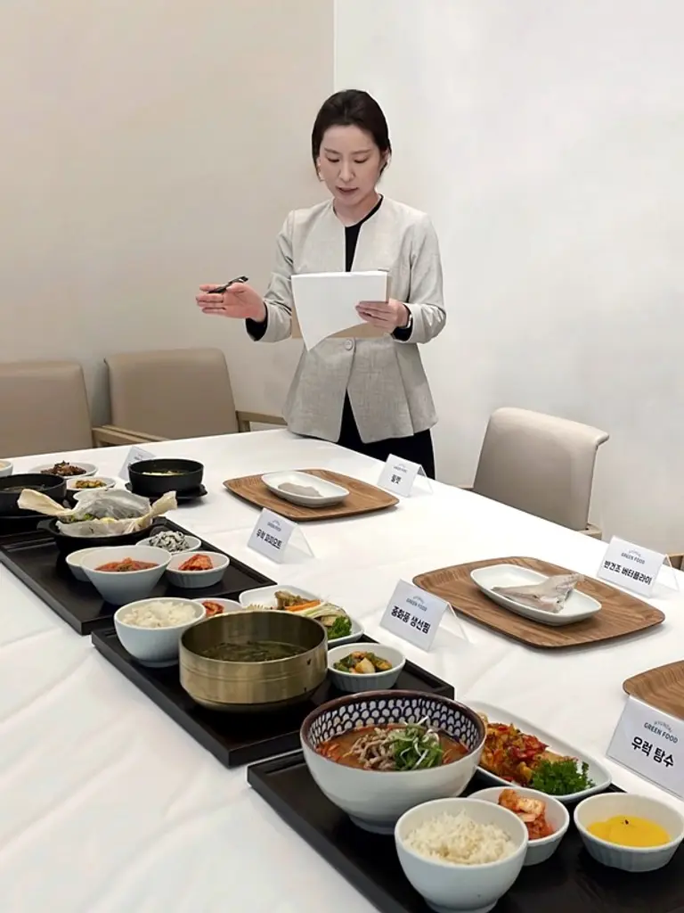 HD현대 글로벌R&D센터에서 우럭과 전복을 활용한 신규 레시피의 품평회를 실시하는 모습. 사진 HD현대