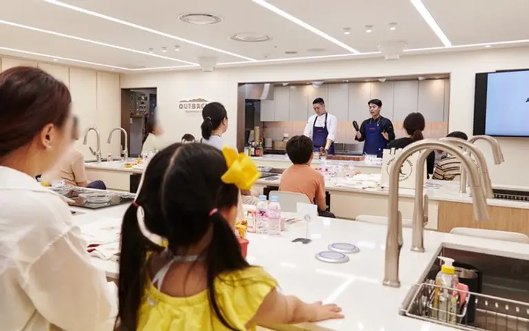 bhc그룹 아웃백 쿠킹클래스. (사진=bhc그룹)