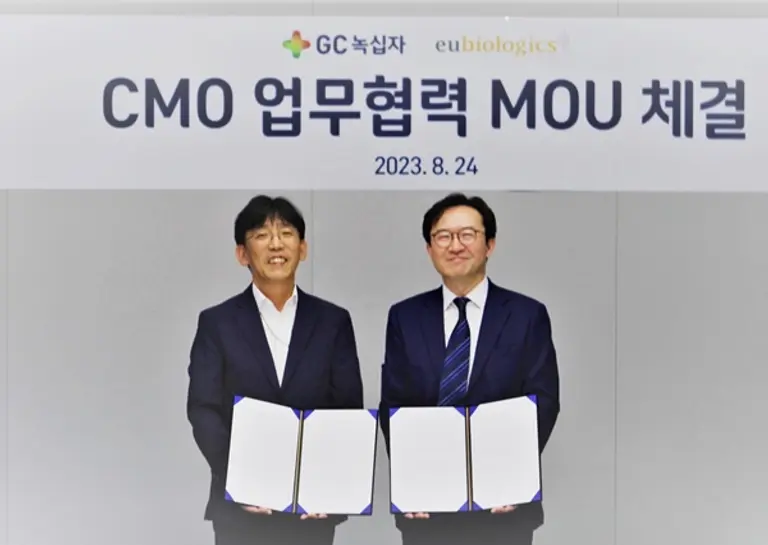 민경호 유바이오로직스 생산기획본부 부사장(왼쪽)과 이우진 GC녹십자 글로벌사업본부장이 업무협약 체결후 기념촬영을 하고 있다 [사진=GC녹십자]