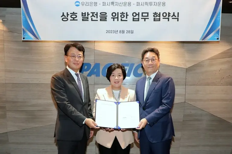 협약식 이후 우리은행 자산관리그룹 송현주 그룹장(가운데)과 퍼시픽투자운용 박종필 대표(왼쪽), 퍼시픽자산운용 홍창민 대표(오른쪽)가 기념사진을 촬영하고 있다. (사진=우리은행)