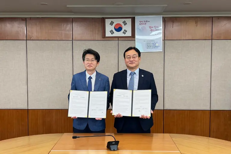 코오롱글로벌이 한국산업기술시험원과 업무협약을 체결했다. 고영환 한국산업기술시험원 환경기술본부장(왼쪽)과 임성균 코오롱글로벌 지속강능경영실장 (사진제공. 코오롱글로벌)