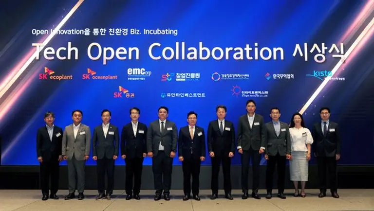 박경일 SK에코플랜트 사장(왼쪽 여섯번째), 전우종 SK증권 대표(오른쪽 첫번째), 이장훈 창업진흥원 본부장(왼쪽 세번째), 이문락 경북창조경제혁신센터 센터장(왼쪽 네번째), 이승철 SK오션플랜트 대표(오른쪽 세번째), 권지훈 환경시설관리㈜ 대표(왼쪽 두번째)와 테크 오픈 콜라보레이션 수상자들이 기념촬영을 하고 있다. (사진제공. SK에코플랜트)